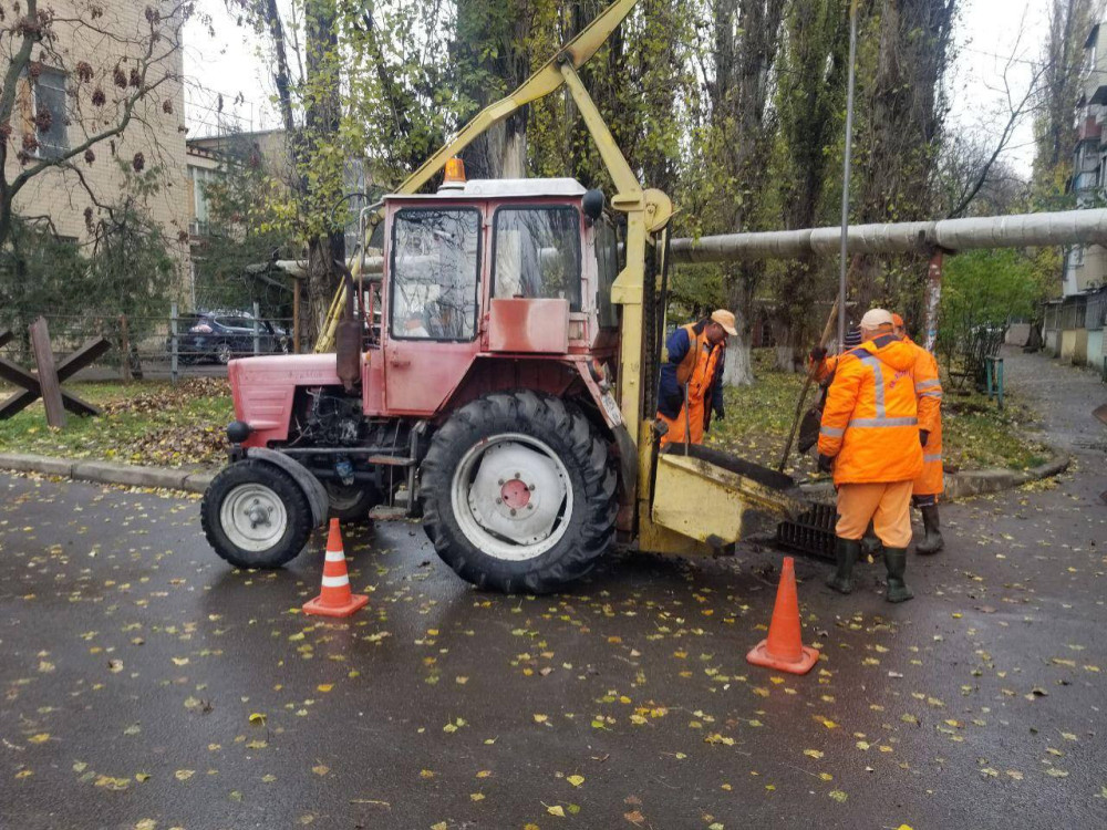 Регулярные работы по обслуживанию дренажных систем в Одессе для улучшения городской инфраструктуры.