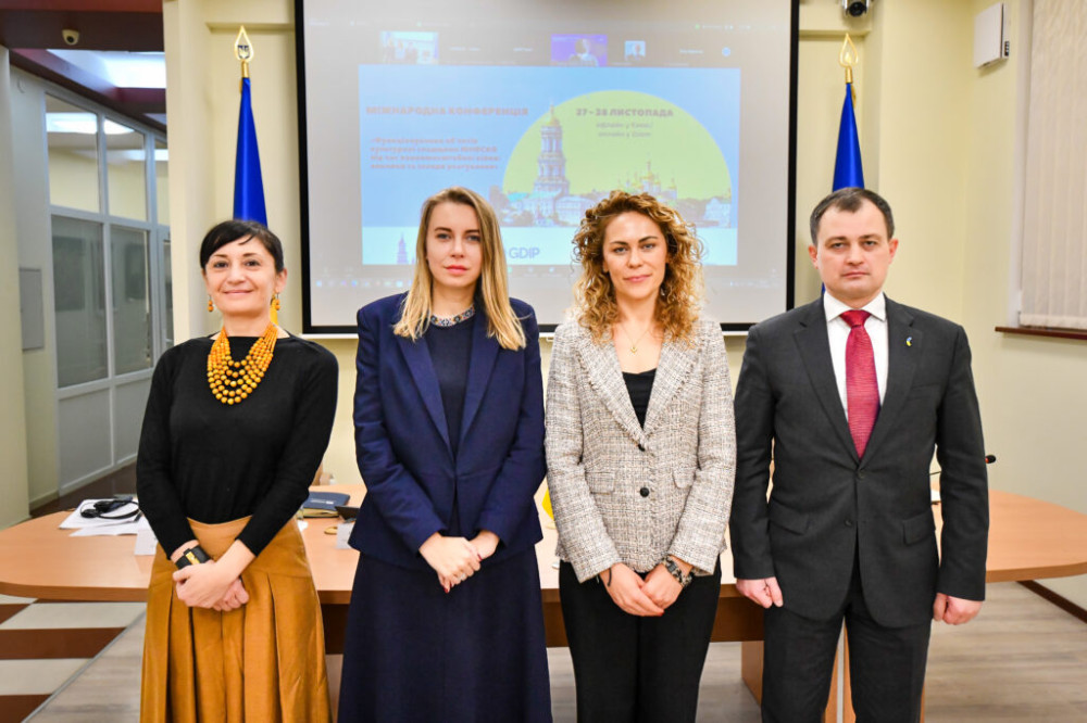 Обсуждение проблем, с которыми сталкивается культурное наследие Украины во время войны, на международной конференции в Киеве.