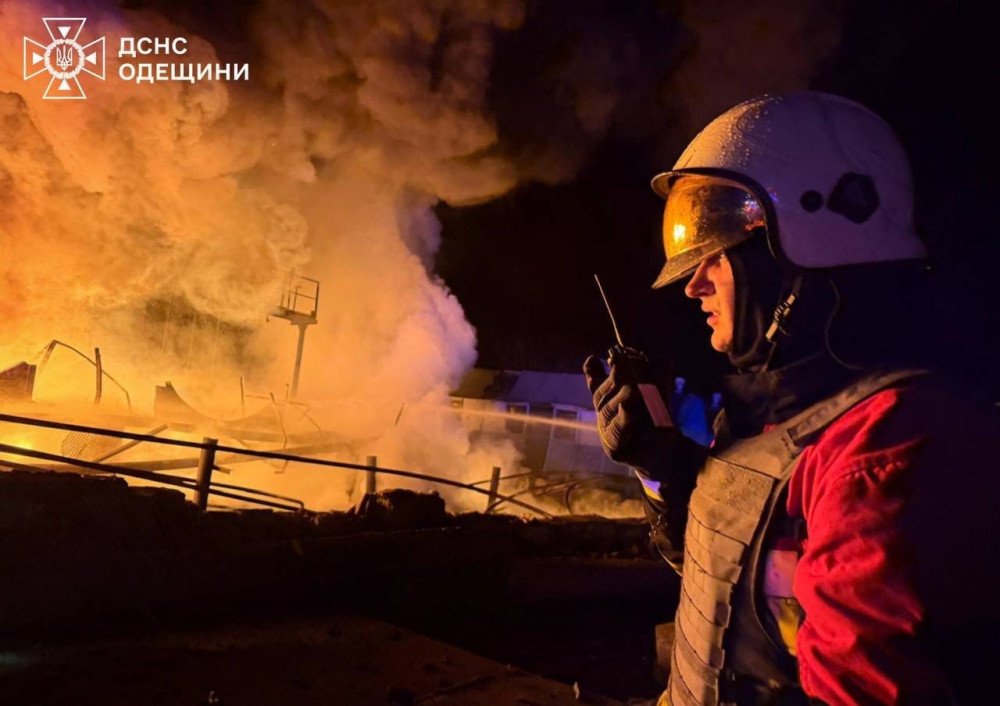 В ночное время в Одесской области произошла атака, вызвавшая пожар на объекте критической инфраструктуры.