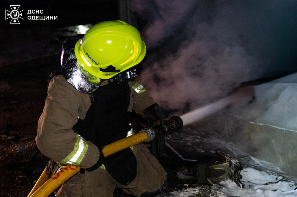 Статья рассказывает о недавней ночной атаке на Одессу с использованием дронов и последствиях этой атаки.