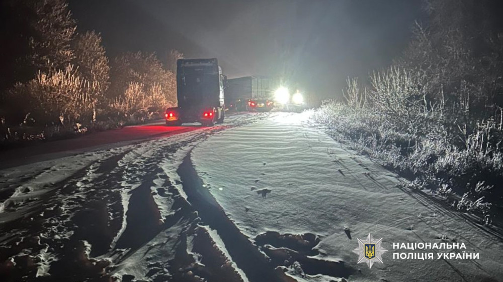 Грузовик заблокировал дорогу в Кодимской громаде, вызвав затруднения в движении. Полиция и спасатели помогли водителям.