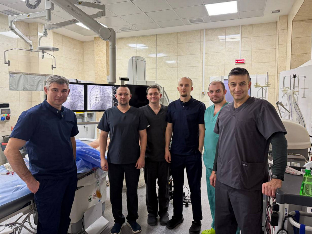 Врачи успешно провели сложную операцию, объединив лечение инсульта и тромбоэмболии легочной артерии.