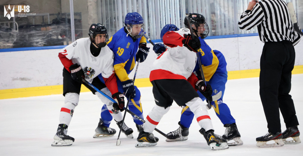 Юниорская хоккейная команда Украины одержала победу на международном турнире в Австрии, подготовившись к чемпионату мира.